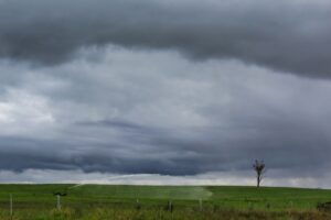 Céu com nuvens de chuva sobre área agrícola