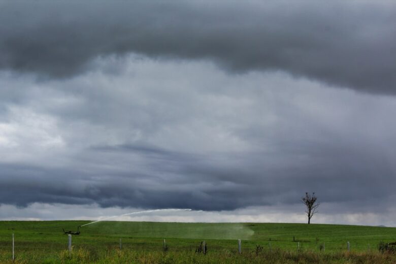 Céu com nuvens de chuva sobre área agrícola